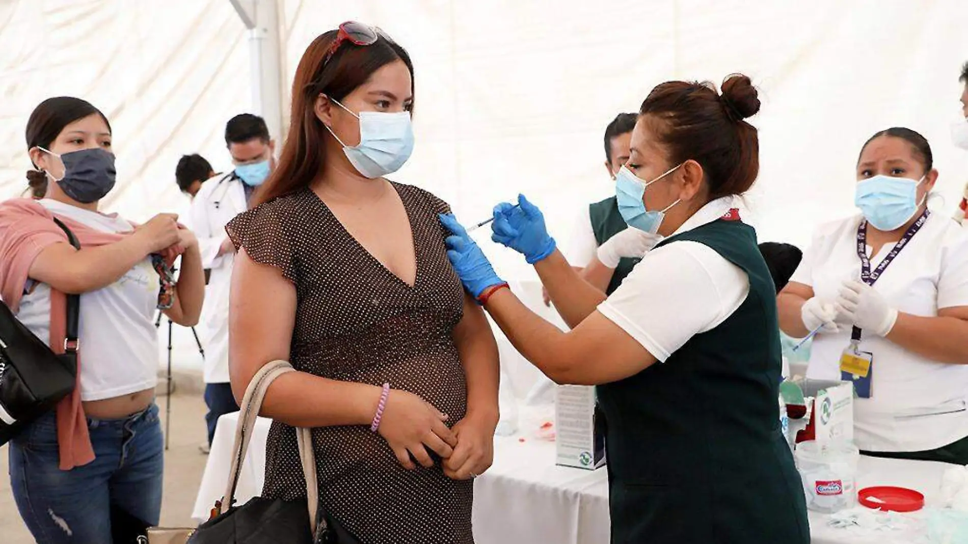 Mujer embarazada siendo vacunada